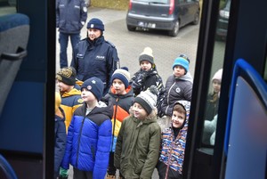 Przy autobusie dzieci i policjanci.