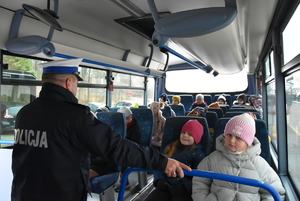 W autobusie dzieci i policjanci.