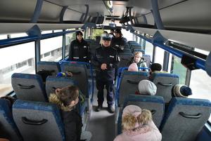 Przy autobusie dzieci i policjanci.