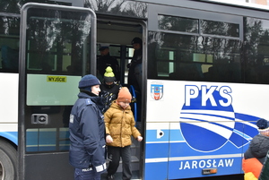 Przy autobusie dzieci i policjanci.