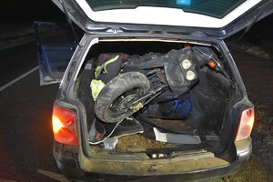 W osobowym volkswagenie skuter.