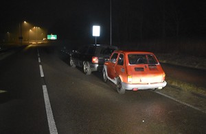 Wiat i volkswagen na poboczy.