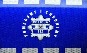 Napis "pomagamy i chronimy" oraz odznaka policji i z napisem "policja 112"