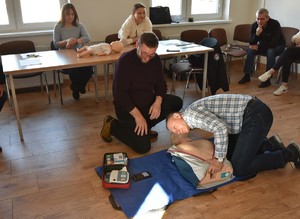 Uczestnicy ćwiczeń, jeden sprawdza czynności życiowe.