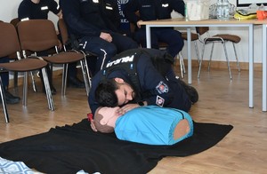 Policjant ćwiczący przy fantomie.