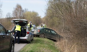 Na drodze radiowozy i policjanci oraz samochody osobowe.