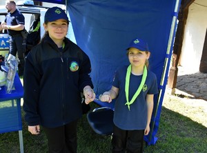 Dziewczynki z kajdankami.