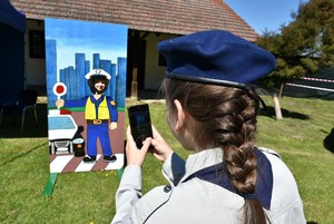 Dziewczynki przy ściance zdjęciowej.