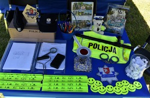 Stoisko policyjne z gadżetami.