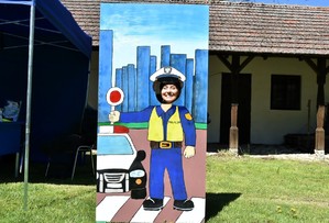 Kobieta w ściance zdjęciowej przedstawiającej policjanta.