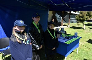 Dziewczynki przy stoisku policji.