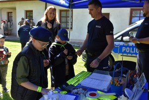 Policjanci i dzieci.