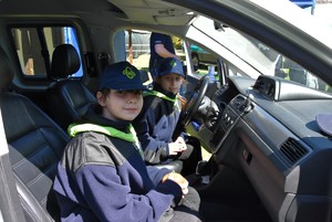 Dziewczynki w radiowozie.