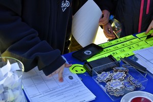 Dzieci pobierają sobie odciski palców.