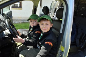 Chłopcy w radiowozie.