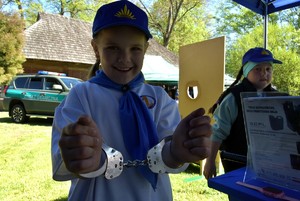 Dziewczynka z kajdankami.