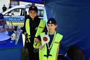 Dziewczynki ubrane w elementy umundurowania policyjnego.