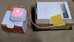 Dwa pudełka i kabel.