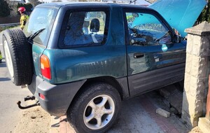 samochód osobowy w ogrodzeniu.