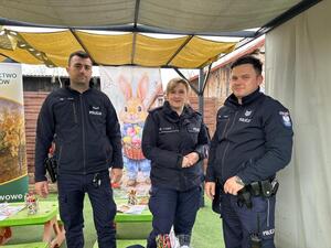 Policjanci i policjanta w umundurowaniu służbowym.