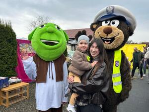 maskotki duże i uczestnicy kiermaszu.