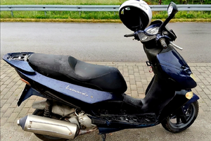 Motorower na drodze.