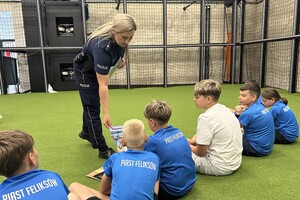 Zdjęcia przedstawiają spotkania profilaktyczne prowadzone przez funkcjonariuszkę policji oraz przedstawicielkę sanepidu w Lubaczowie. Spotkania z uczestnikami obozów piłkarskich w Cieszanowie oraz w Dachnowie.