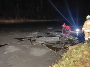 Strażacy sprawdzają miejsce, gdzie quad wjechał do wody.