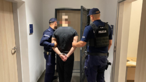 Funkcjonariusze z KPP Łańcut podczas doprowadzenia osoby zatrzymanej.