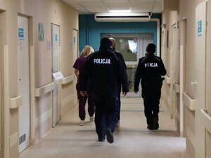 Policjanci w Centrum Medycznym w Łańcucie.