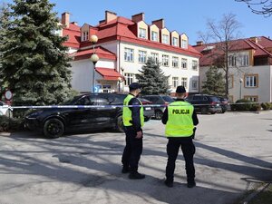 Policjanci w Centrum Medycznym w Łańcucie.

Umundurowani policjanci przed Centrum Medycznym w Łańcucie.