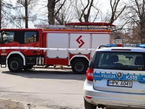 Oznakowany radiowóz i wóz strażacki przed Centrum Medycznym w Łańcucie.