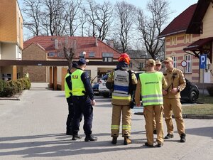 Policjanci w Centrum Medycznym w Łańcucie.

Umundurowani policjanci i strażacy przed Centrum Medycznym w Łańcucie.