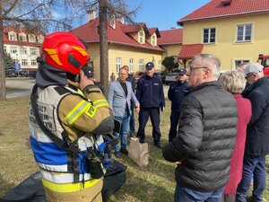 Umundurowani policjanci, strażacy oraz przedstawiciele Starostwa Powiatowego w Łańcucie przed Centrum Medycznym w Łańcucie.