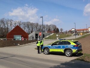 Policyjny radiowóz oraz policjanci ruchu drogowego przy Muzeum w Markowej.