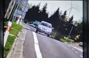 Laserowy miernik prędkości wyświetlający jadący samochód oraz zmierzoną prędkość 101 km/h.
