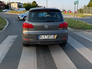 Stojący na dk 94, "pod prąd", samochód marki volkswagen.