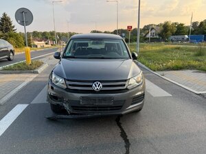 Stojący na dk 94, "pod prąd", samochód marki volkswagen.