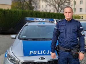 na zdjęciu widać wizerunek policjanta sierż. Adama Węgrzyna