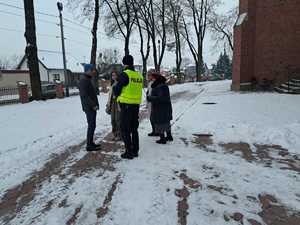 policjanci rozdają patafianom elementy odblaskowe