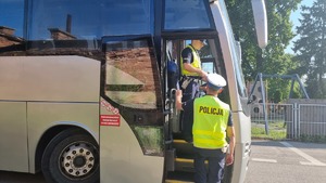 policjanci kontrolujący autokary i dzieci