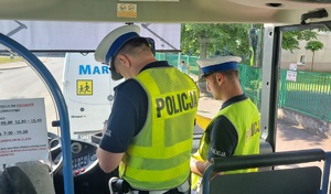 policjanci kontrolujący autokary i dzieci