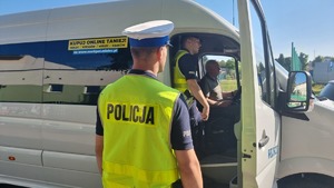 policjanci kontrolujący autokary i dzieci