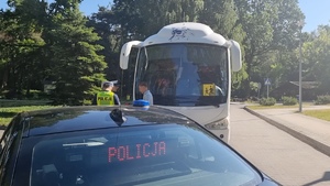 policjanci kontrolujący autokary i dzieci