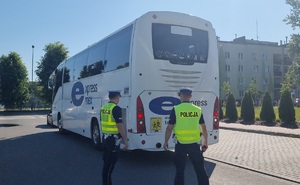 policjanci kontrolujący autokary i dzieci