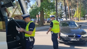 policjanci sprawdzający autokar