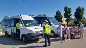 policjanci sprawdzający autokar