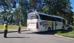 policjanci kontrolujący autokar