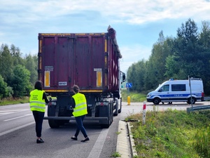 Inspektorzy Ochrony Środowiska i funkcjonariusze mieleckiej Policji podczas wspólnych działań