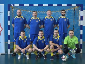 policjanci i przedstawiciele drużyn, organizatorzy Podkarpackich Mistrzostw Policji w Piłce Halowej – rozpoczęcie eliminacji w Mielcu